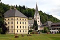 English: Castle and parish church Deutsch: Schloss und Pfarrkirche