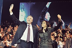 Néstor Kirchner y Cristina Fernández de Kirchner Saludando al público en un acto realizado en el estadio Luna Park.
