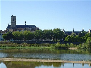 La Loire à Nevers au cours d'un printemps très chaud (juin 2011).