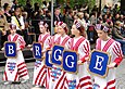 Groupe de fillettes de la procession du Saint-Sang portant les lettres de la ville de Bruges, en 2010.
