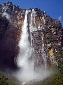 Salto Angel, la plus haute chute du monde, tombant de l'Auyan Tepuy, dans le parc national Canaima, au Venezuela. (définition réelle 2 142 × 2 856)