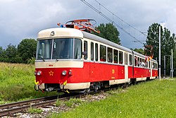 Jednotka EMU 89.0009 u zastávky Nová Lesná