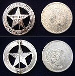 Modern polisbricka för Texas Ranger (till vänster) och ett mexikanskt fem peso silvermynt (till höger), som traditionellt används för att tillverka polisbrickan