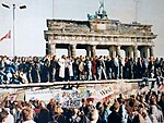 سقوط جدار برلين تمهيدًا لإعادة توحيد الألمانيتين بعد سقوط النظام الشيوعي الحاكم، 1989