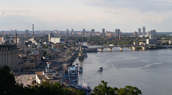Centre de Kiev avec ses îles sur le Dniepr et la place de la poste à gauche.