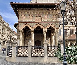 Brâncovenesc portik av Stavropoleos kyrkan (Bukarest, Rumänien)