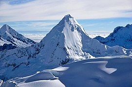 Vista del Artesonraju en Perú: un pico piramidal cubierto de nieve y de glaciares característico de la erosión en la alta montaña