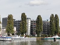 Anlegestelle mit kl. Ausflugsboot, Frachter ("L...") und Ausflugsschiff "Vogel Gryff", im Hintergrund gr. Parkhaus