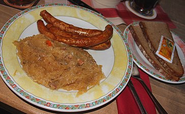 Feine Bratwürste mit Sauerkraut