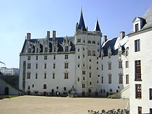 Photographie de la tour vue depuis la cour.