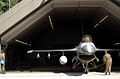 Un F-16 en face d'un hangar spécial dit renforcé
