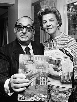 Joseph Levine and Cathy Ryan (1975).jpg