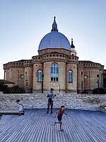 Le chevet de la basilique de Lorette dans les Marches.