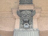 正門柱頭の青銅製彫刻