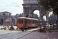 Il tram passa accanto all'Arco della Pace