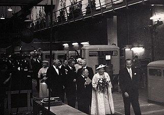 Drottning Juliana av Nederländerna och Gustaf VI Adolf besöker Scania i Södertälje 1953.