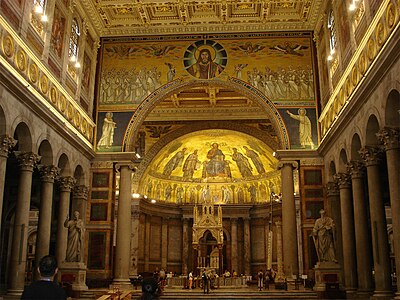 Detalhe do arco triunfal (original da basílica anterior), a abside e o altar-mor com seu baldaquino.
