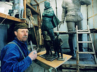 Скульптор Александр Скорых работает над памятником