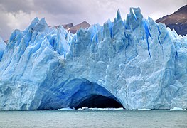 Una cueva glaciar situada en el extremo norte del glaciar.