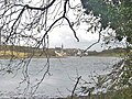 Pont-Croix vu depuis le sentier piétonnier de la rive gauche de la ria du Goyen près de Keréval en Plouhinec (Finistère)