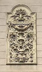 Arabesc pe Strada General H.M. Berthelot nr. 52, decorat cu spirale vegetale (aka rinceauxuri) și un cartuș în care e scris anul construirii casei: 1890