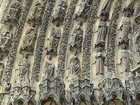 Pórtico de la catedral de Bourges (Francia). En el gótico, las arquivoltas acogen a las esculturas en sentido conforme al arco ojival.