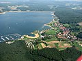 Luftaufnahme des Brombachsees vom Westen aus in Richtung Staudamm. Auf der rechten Bildseite sind Ramsberg und der Bergrücken Schwarzleite zu sehen