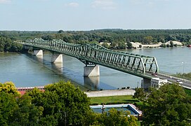 El puente Beszédes József en Dunaföldvár, inaugurado en 1930, que soporta la Nacional-52