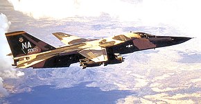飛行するF-111A 67-065/A1-110号機 (第428戦闘飛行隊所属、1968年撮影)