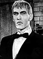Ted Cassidy, noto interprete di Lurch, nella serie del 1964 interpretava spesso anche Mano