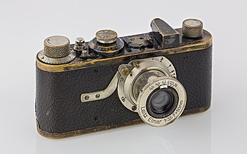 Appareil photographique Leica Mod. Ia, commercialisé de 1925 à 1936. (définition réelle 5 523 × 3 437)