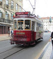 Tranvía rojo para turismo.