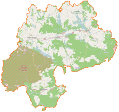 Mapa konturowa powiatu drawskiego, po lewej nieco u góry znajduje się punkt z opisem „Kościół Zmartwychwstania Pańskiego w Drawsku Pomorskim”