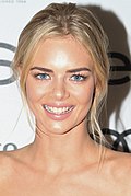 Samara Weaving jwe kòm Claire.