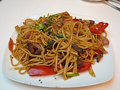 Tallarín saltado (cocina chifa)