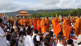 التايلانديين يقدمون الصدقات للطعام للرهبان