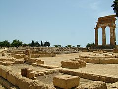 Santuario de las divinidades ctónicas, cerca del templo de los Dioscuros