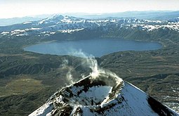 アカデミアナウク山とカリムスキー湖（奥）