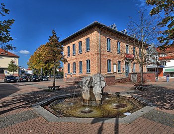 Altes Rathaus Mörfelden mit Brunnen