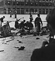 Nederlands: Op 7 mei schieten Duitsers in de volksmassa op de Dam, waarbij meer dan 20 doden vallen English: On May 7, Germans in the popular masses on Dam Square, killing more than 20 people