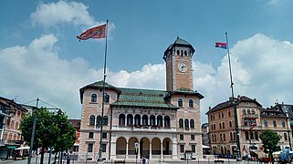 La bandiera contarina (a sinistra) e quella della Federazione dei Sette Comuni (a destra) in cima ai pennoni di Piazza Duomo ad Asiago,in occasione della commemorazione dei cimbri, caduti nella resistenza a Napoleone Bonaparte nel 1797 e nel 1809