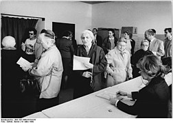 Bundesarchiv Bild 183-1990-0318-016, Lobetal, Volkskammerwahl, Wahllokal.jpg