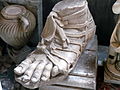 Fragment einer Statue aus den Vatikanischen Museen; der Fuß ist mit einer Sandale, eventuell mit einer Caliga beschuht
