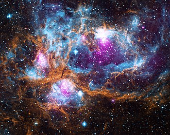 Emisní mlhovina NGC 6357 v souhvězdí Štíra leží přibližně 6,5–8 tisíc světelných roků od Země