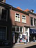 Pand met gesausde gevel onder lijst en deuromlijsting met pilasters