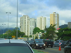 Edificios residenciales en la autopista Valle-Coche, Fuerte Tiuna, Venezuela.jpg