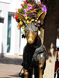 De inwoners van de zogenaamde ezelstad Diekirch eren hun mascotte met niet minder dan twee ezelfonteinen, verschillende monumenten in de oude stad en zelfs een "weerezel" op de kerktoren van de oude kerk.