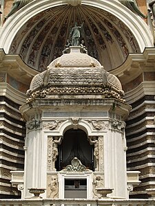 The kiosk containing the keyboard of the water organ