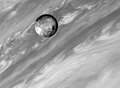 Io na tle jowiszowych chmur