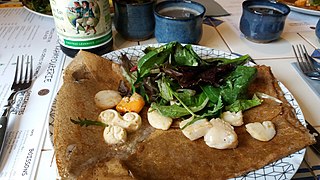 Crêpe de Saint-Jacques, beurre d'oursin et salade verte.